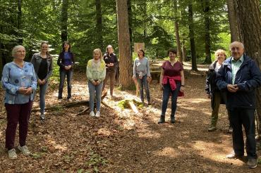 Die Stadt Wemding möchte in den kommenden Monaten ihr Erholungsangebot weiterentwickeln und hat. Dazu wurden jetzt Mitarbeiter*innen der Tourist-Information zu Waldbaden-Begleiter*innen ausgebildet. 