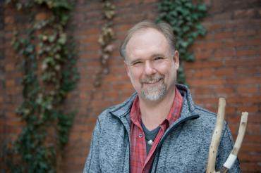 Mit seinem Buch „Pilgern quer durch’s Jahr“ (Claudius, 2019) gibt er thematische Anregungen zum Pilgern in allen Jahreszeiten.