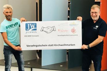 Betriebsratsvorsitzender Thomas Schürer (links) und Werkleiter Wolfgang Oswald bei der Übergabe. 