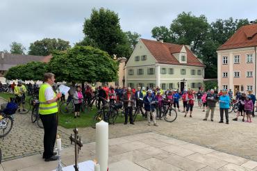 Am vergangenen Samstag fand die 16. Radwallfahrt in der Ulrichswoche statt. Es waren 200 Radwallfahrer, die von Donauwörth und Weisingen aus ans Grab des Heiligen Ulrichs nach Augsburg radelten. 