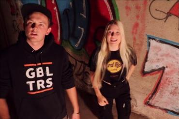 Das Rap-Duo Luisa & Moritz in einem ihrer Musikvideos. 