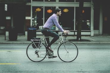 Das Bild zeigt einen Mann der Fahrrad fährt