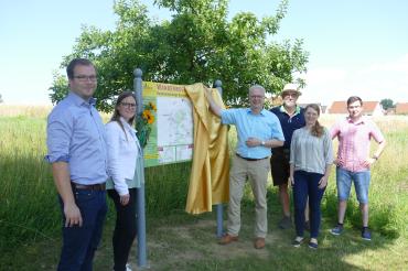 Am vergangenen Mittwoch wurde das neue Wanderwegenetz in Rain offiziell eröffnet. Auf dem Bild zu sehen (von links): Klemens Heininger (Landratsamt Donau-Ries), Sarah Siekmann (Stadt Rain), Bürgermeister Karl Rehm, Stadtrat Stefan Degmayr, Carina Stelzle (Stadt Rain) und Stadtrat Manuel Paula. 