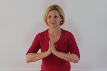 Frau in Yoga-Schneidersitz