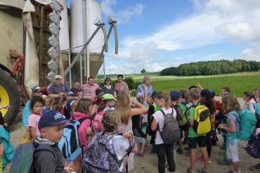 Ruth Meißler verabschiedete die Kinder mit den Lehrerinnen und bedankte sich bei allen Helfern für den Hofbesuch