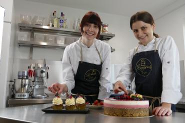 Regina Lanz (links) und ihre Auszubildende Sophia. 