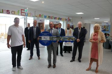 Auf dem Bild zu sehen (von links): Werkstattrat Mickel Schwab, Pfarrer Horst Kohler, Architekt Helmut Guckert, Geschäftsführer der Lebenshilfe Günter Schwendner, Werkstattleiter Tobias Brucklacher, Pfarrer Wolfgang Gebert, 1. Vorsitzender der Lebenshilfe Paul Kling und Staatsministerin Carolina Trautner. 