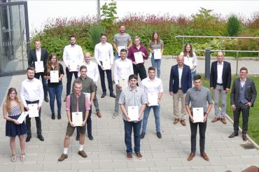 Die besten Absolvent*innen wurden mit dem Meisterpreis der Bayerischen Staatsregierung ausgezeichnet: Lukas Beck, Fabian Hubel, Tobias Krause, Stefanie Metzger, Fabian Steinle, Florian Ott, Marius Schmidt, Christian Schönemann, Marco Schüle (alle Maschinenbautechnik), Jochen Buckel, Simon Reiner, Simon Schneider, Béatrice Zenk (alle Mechatronik), Severin Holzmeier (Fahrzeugtechnik & Elektromobilität), Lara Stefany, Sophie-Marie Wagner und Ferdinand Weidhaußer (alle Bautechnik).