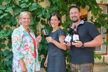 Von links: Perchtoldsdorfs Bürgermeisterin Andrea Kö, Sandra Dorr und Hannes Leeb. 