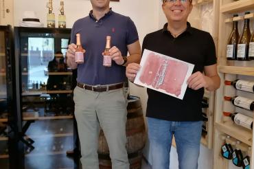 Das Bild zeigt Genuss Boxen Inhaber Sebastian Haag und Künstler Wolfgang Balzer.