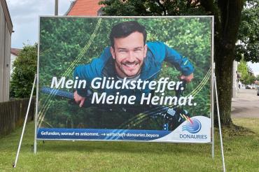 An rund 30 Standorten über den gesamten Landkreis verteilt, sind die Großflächenplakate zu finden.