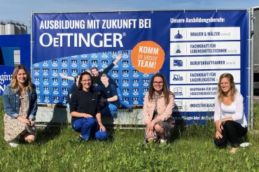 Für drei von ihnen beginnt nun ein neuer Lebensabschnitt. Auf dem Bild von links: Emily Uhl, Industriekauffrau, Elina Gutmann, Fachkraft für Lebensmitteltechnik, und Diana Seidenfus, Industriekauffrau, haben ihre Ausbildung am Standort Oettingen erfolgreich abgeschlossen. Ausbildungsleiterin Barbara Lechner (rechts) freut sich mit.