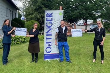 Hoher Besuch für die Oettinger Brauerei (v. l. n. r.): Erbprinzessin Cleopatra zu Oettingen-Spielberg freut sich mit Natalie Bajon, Leiterin Unternehmenskommunikation, Daniel Moll, Braumeister, und Pia Kollmar, Geschäftsführerin der Oettinger Brauerei, über die Spenden für den guten Zweck.