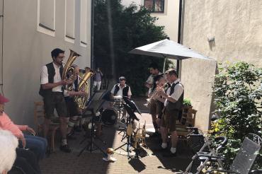 Die Polkabären bei ihrem Auftritt im Innenhof des Donauwörther Bürgerspitals. 