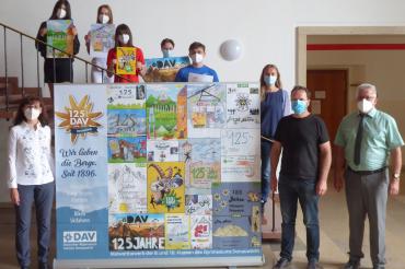 Alpenvereinsvorsitzende Claudia Reichenbacher (im Bild links) dankte allen Beteiligten für das Engagement und überreichte den gekürten Schülern Patrick Hummel, Katharina Kemler, Lara Lang, Luisa Maile und Stefanie Schuster einen Gutschein für einen Schnupperkurs in der Kletterhalle. OStD Karl Auinger (im Bild ganz rechts) zeigte sich erfreut über die Kooperation zwischen Gymnasium und Alpenverein.