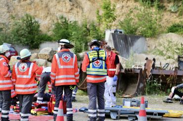 Vergangene Woche machte sich die Schnell-Einsatz-Gruppe Behandlung (SEG-Beh) des BRK Nordschwaben mit insgesamt zehn Sanitätern und zwei Fahrzeugen auf den Weg in einen nahe gelegenen Steinbruch. 