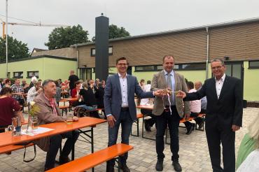 Die symbolische Schlüsselübergabe. Von links: Oberbürgermeister David Wittner, Ortssprecher und Stadtrat Marcus Sienz und Architekt Reiner Schlientz