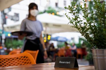 Bild zeigt eine Kellnerin.