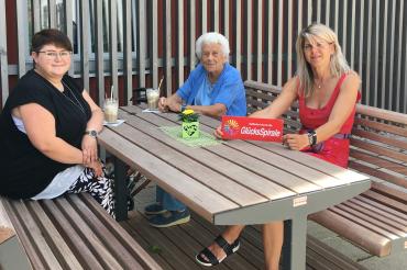 Betreuungs- und Verwaltungskraft Nadine Stöckler, Bewohnerin Erika Haller und Einrichtungsleiterin Heike Frey.