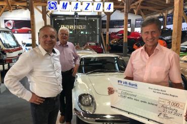 Martin Oberman, 1. Vorsitzender des Vereins "Kinder wollen leben spielen lachen e.V." (rechts) freut sich über eine Spende von 1.000 Euro. Der Verein, mit Sitz in Donauwörth, kümmert sich seit fast 20 Jahren um krebs- und schwerkranke Familien und deren Familien. Den Scheck überreichten Markus (links) und Walter Frey (Mitte) vom Mazda Classic - Automobil Museum Frey in Augsburg. 