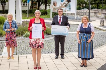 Frau Staatsministerin Carolina Trautner, Frau Christiane Kickum, Leiterin der Stabstelle Stadtmarketing Donauwörth, Herr Bürgermeister Josef Reichensberger, Stadt Donauwörth, Frau Ehrenamtsbeauftragte der Bayerischen Staatsregierung Eva Gottstein. 