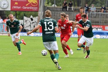 Johannes Müller (rot) im Laufduell mit seinem Schweinfurter Gegenspieler.