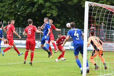 Jonas Greppmeir beim Kopfball, der nur knapp sein Ziel verfehlt.