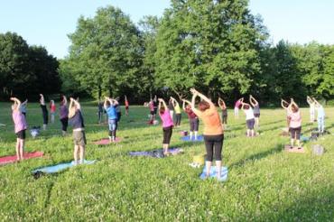 Zugunsten der Hochwasseropfer bot die Nördlingerin Ulrike Eidam Freiluft-Yogastunden an.