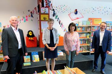 Freude über die Bundesförderung der Gemeindebücherei Tapfheim. Von links: Bürgermeister Karl Malz, Büchereileiterin Gabi Pfefferer, Büchereimitarbeiterin Martina Sailer und Bundestagsabgeordneter Ulrich Lange. 