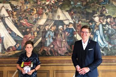 David Wittner und Ilyas Gülmez vor historischem Gemälde