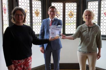 Edith Schweda, David Wittner und Beate Herteux in Bundesstube des Nördlinger Rathauses