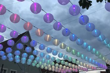 Die CittaSlow-Nights in Nördlingen bieten Gelegenheit ein Tasting oder einen kulinarischen Abend unter den bunten Lampions in der Löpsinger Straße zu genießen.