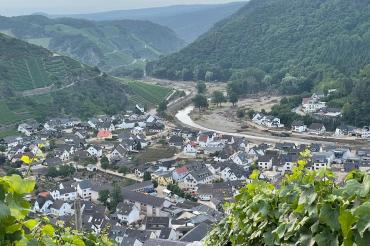 Luftbild einer überfluteten Ortschaft