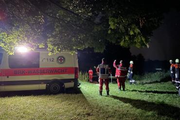 Einsatzkräfte der Wasserwacht suchten die Wörnitz nach der vermissten Person ab.
