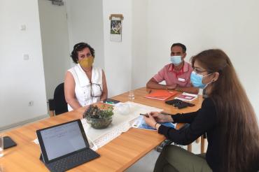 Das Bild zeigt Laiendolmetscher im Gespräch. 