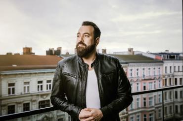 Das Bild zeigt den Sänger Laith AL-Deen. 