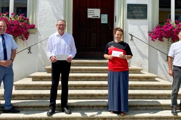 Das Bild zeigt von links Bernd Hörmann (Leiter der Sparkassengeschäftsstelle Monheim), Thomas Brandner (Spartenleiter Karate), Sabrina Geigl (Spartenleiterin Sportakrobatik) und Bürgermeister Günther Pfefferer.