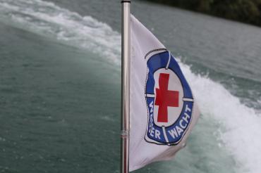 Die Fahne der Wasserwacht.