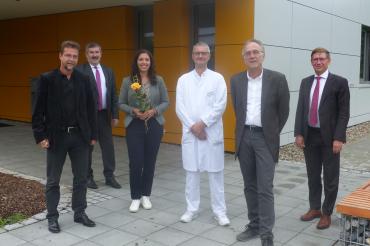 Abschied von Vorstand Dr. Roland Buchheit (Zweiter von rechts): An der kleinen Feier nahmen der Ärztliche Direktor des Stiftungskrankenhauses Nördlingen, Professor Bernhard Kuch, gKUVorstandschef Jürgen Busse, Kathrin Woratsch, der Ärztliche Direktor der Klinik Donauwörth, Dr. Thomas Eberl und der Verwaltungsratsvorsitzende Landrat Stefan Rößle (von links) teil.