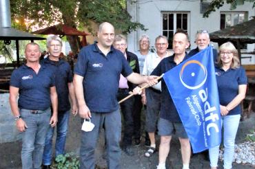 Udo Niemeyer (3.v.l.) übergibt sein Amt an Steffen Reddel (3.v.r) und die neue Vorstandschaft. 