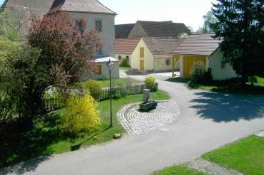 Im Rahmen der beauftragten Machbarkeitsstudie werden neue Gedanken zur Umgestaltung des Klosterhofes und den Prälatur-Nebengebäuden (im Bild rechts) einfließen.