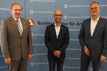 Von links: Josef Meyer und Erdem Altinisik, alternierende Vorsitzende des Verwaltungsausschusses, Richard Paul, Vorsitzender der Geschäftsführung der Agentur für Arbeit. 