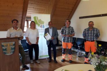 Von links: Dr. Martin Sommer (DVL), Nadine Kühnert (GF LPV Donau-Ries), Bgm. Franz Moll, stellv. Bauhofleiter Bernd Lier und Bauhofleiter Roland Fritzsch. 