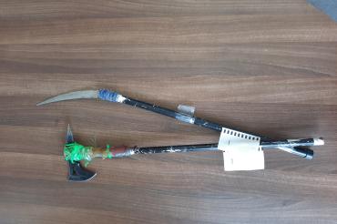 Diese beiden Hieb- und Stichwaffen wurden in Nördlingen gefunden und bei der Polizeiinspektion abgegeben. 