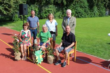 Auf dem Bild zu sehen: Hintere Reihe von links: Timm Albert, Leitung der Heilpädagogischen Tagesstätte, Gabriele Allgayer-Pfaff, Leitung des Förderzentrums Hermann-Keßler-Schule und Paul Kling, erster Vorsitzender der Lebenshilfe Donau-Ries e.V. Vorne: Ottilie Bäurle, verabschiedet nach 46 Jahren in der HKS, Hedwig Kailuweit, verabschiedet nach 43 Jahren und Jürgen Hiemeyer, verabschiedet nach 22 Jahren Tätigkeit an der Hermann-Keßler-Schule.