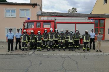 Elf Männer der Oettinger Feuerwehr traten vor dem Feuerwehrhaus erfolgreich zur Leistungsprüfung "Die Gruppe im Hilfeleistungseinsatz" an.