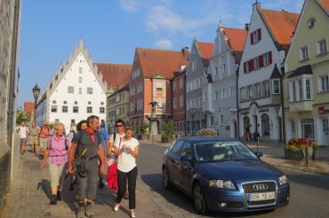 Pilger in der Donauwörther Reichsstraße