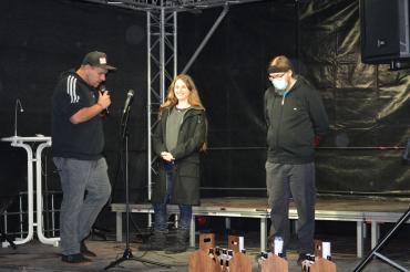 Von links: Moderator Jens Hoffmann mit zwei der drei Finalisten, Matilda und Jay Man. 