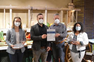 Von links: Emma Christa, AWV, Dr. Benjamin Roßkopf, AWV, Oliver Sporr, Geschäftsführer "Unser Stadtladen" und Güler Altunay, AWV bei der Übergabe der Bezuschussung im Stadtladen Donauwörth. 