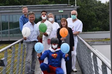 Auf dem Bild zu sehen (von links): Jörg Roehring, Martin Oberman, „Dr. Thizou“, Michaela Weiß, „Fräulein Lilo Musi“, Elisabeth Makepeace, Dr. Harald Lochbihler. 